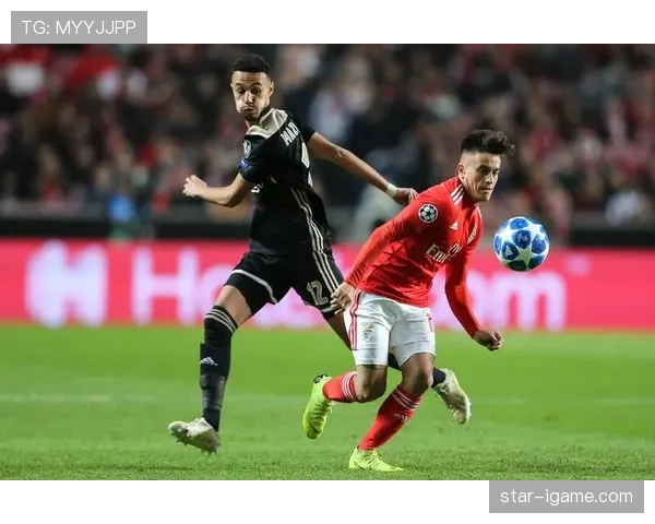 萨维奇中卫风格稳健,防守表现持续提升 萨维奇中卫风格稳健,防守表现持续提升