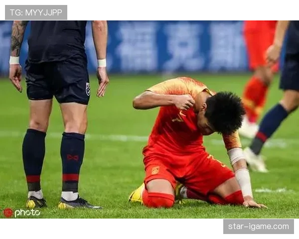 颜骏凌这训练完直接拎着蛋白粉去接娃，自律到连狗仔都拍不出花来